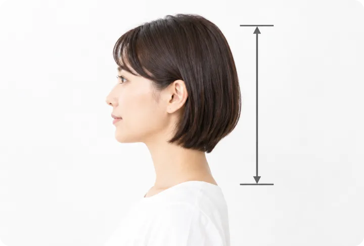 首の高さを計測する女性