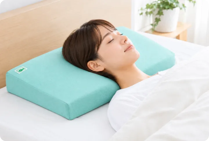 整形外科枕で仰向けに眠る女性