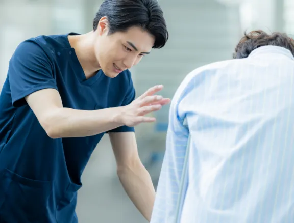 患者に説明するリハビリスタッフ